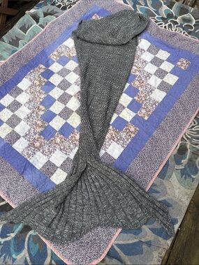 Cozy Gray Mermaid Tail Blanket - Soft Knitted Throw